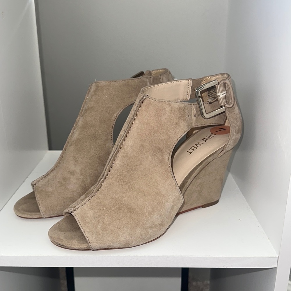 Nine West- tan wedges